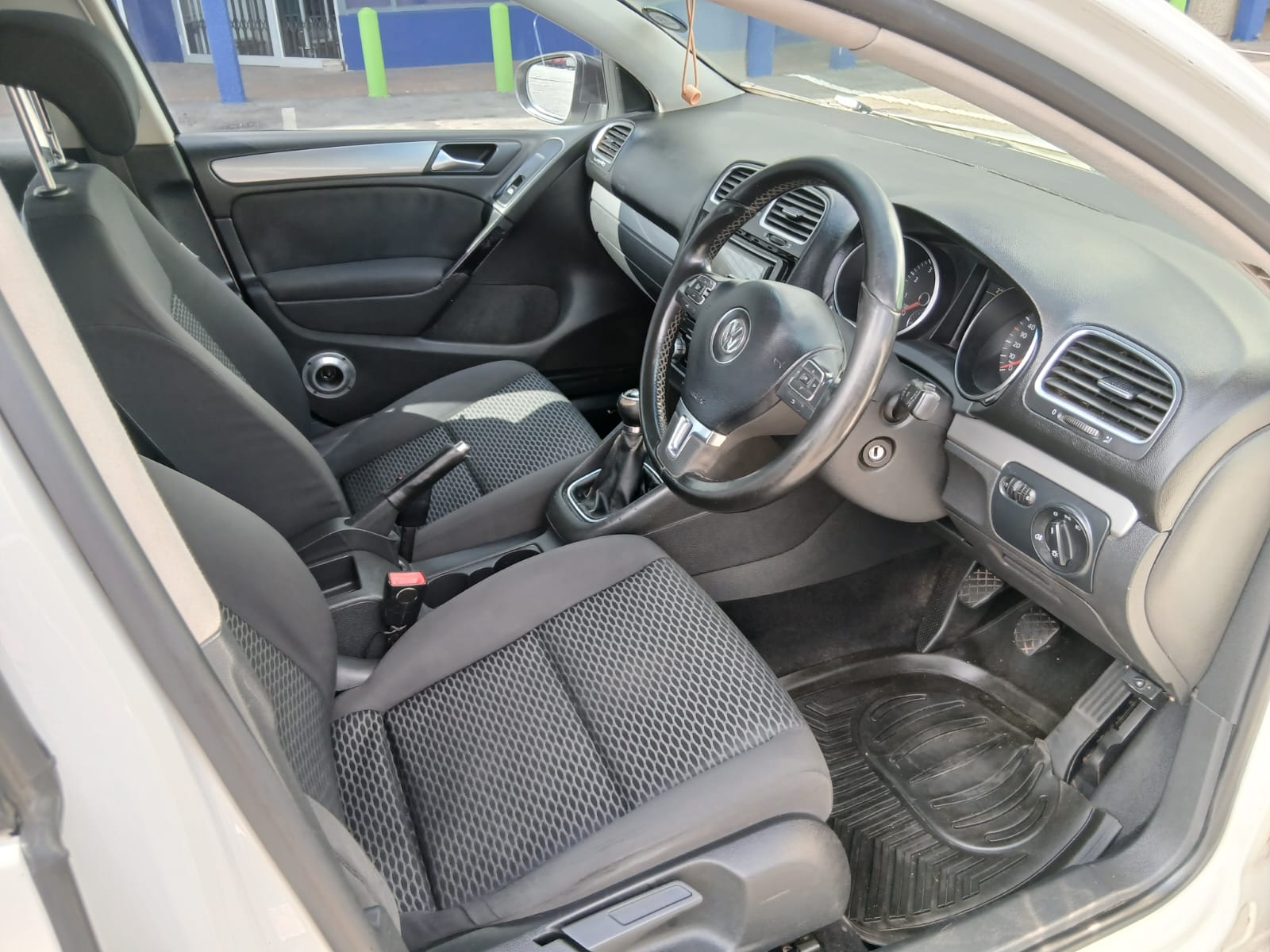 
								2010 Volkswagen Golf 6 1.6 TSI Manual – R110 000 full									