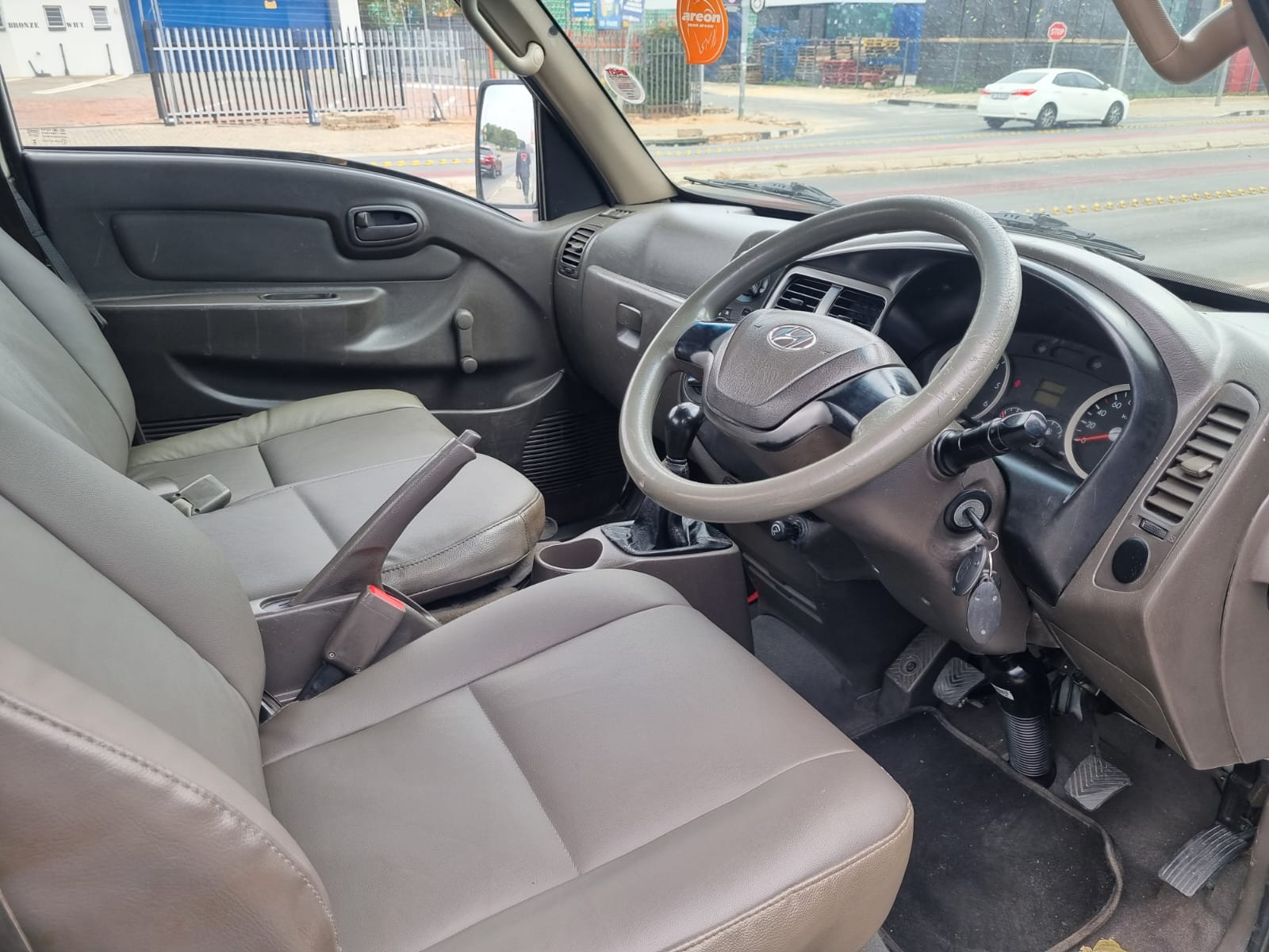 
								2015 Hyundai H100 2.6 Diesel Manual For Sale – R165,000 full									