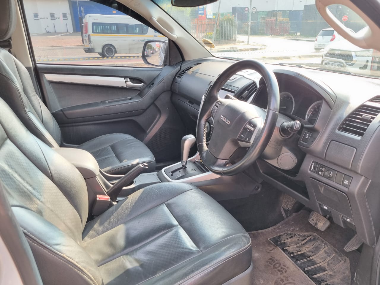 
								2016 Isuzu KB300 Double Cab Automatic Diesel For Sale – R290,000 full									