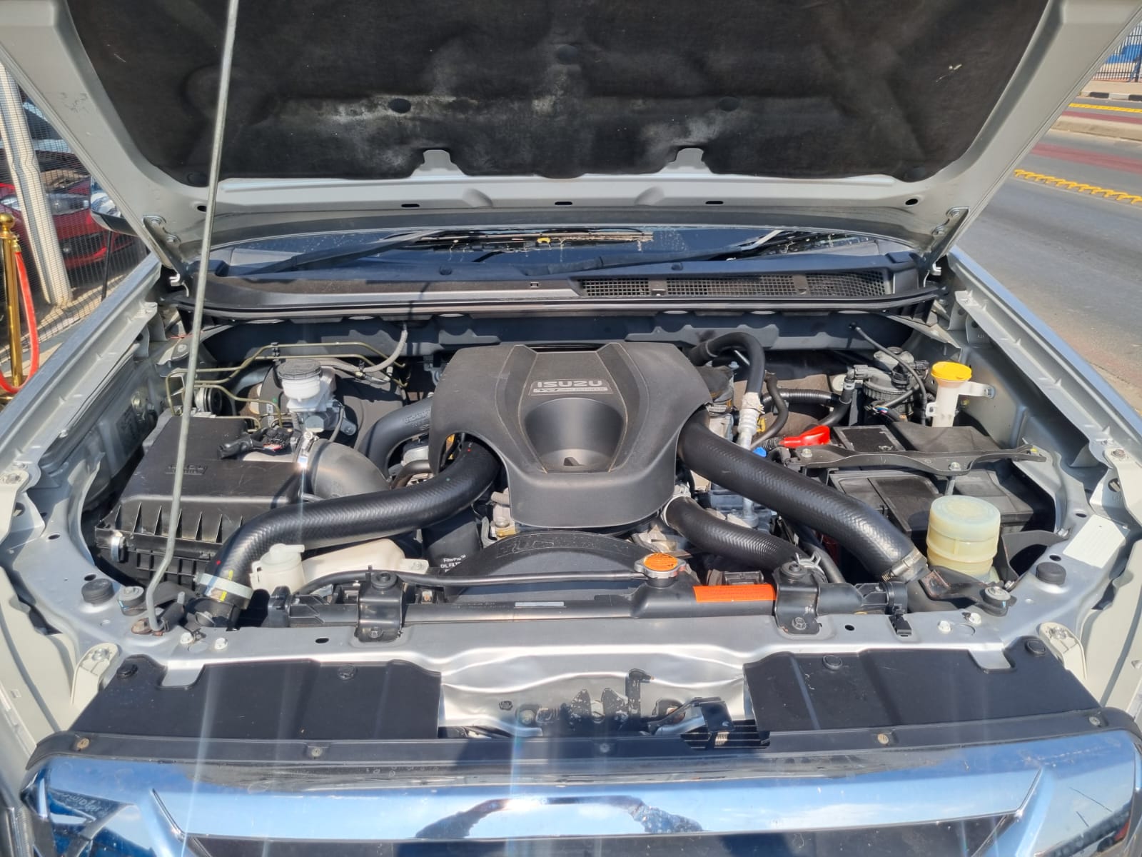 
								2015 Isuzu KB300 D-TEQ LX Extra Cab Automatic For Sale – R270,000 full									