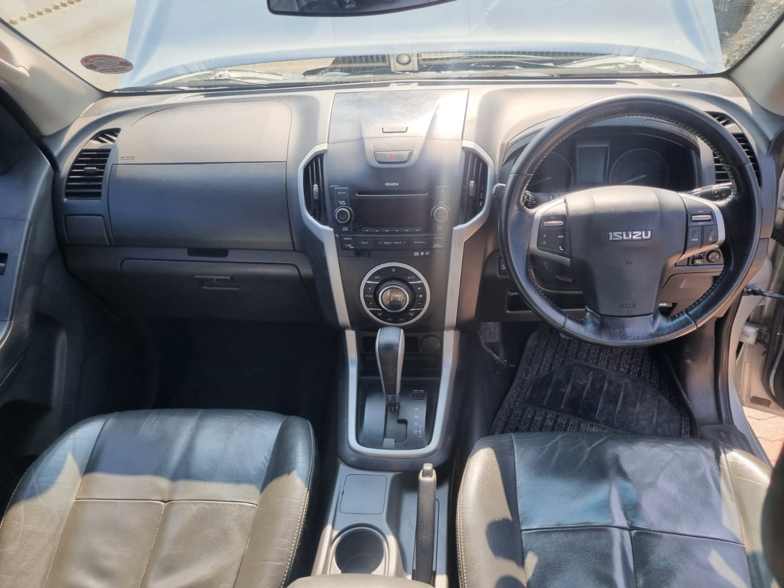 
								2015 Isuzu KB300 D-TEQ LX Extra Cab Automatic For Sale – R270,000 full									