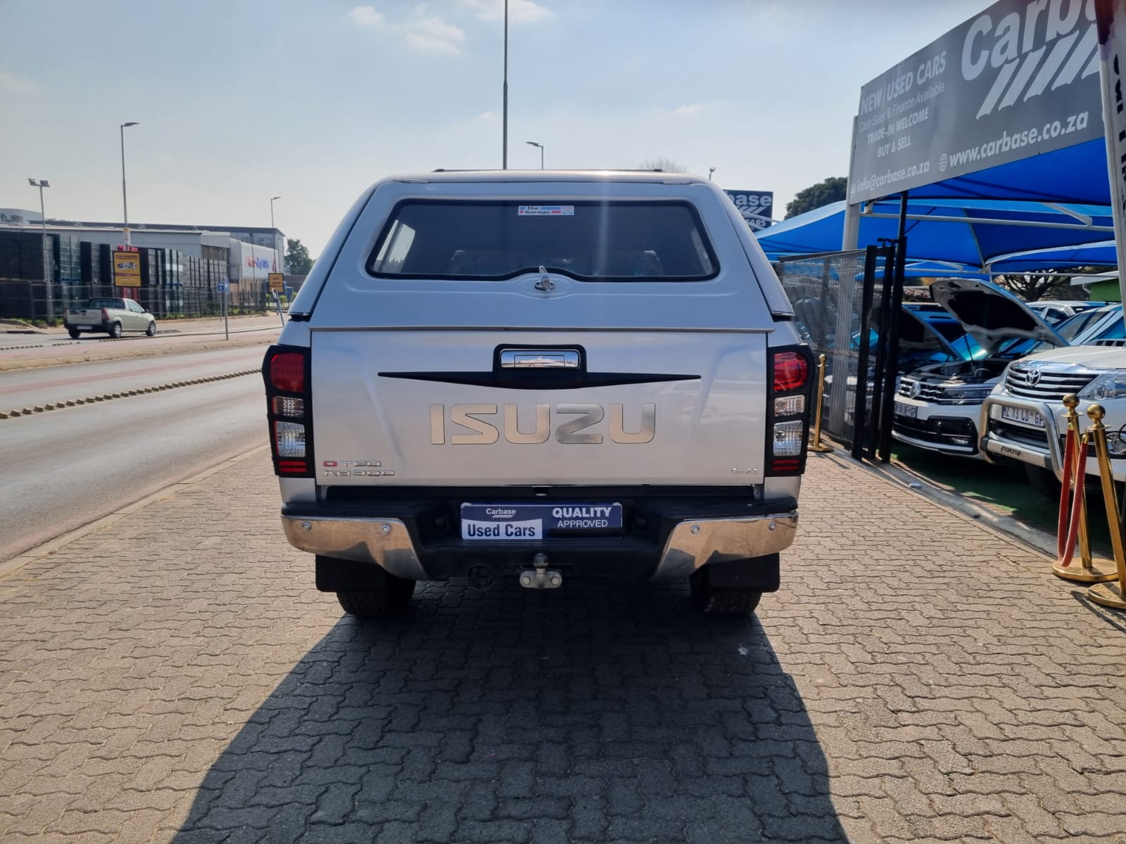 
								2015 Isuzu KB300 D-TEQ LX Extra Cab Automatic For Sale – R270,000 full									