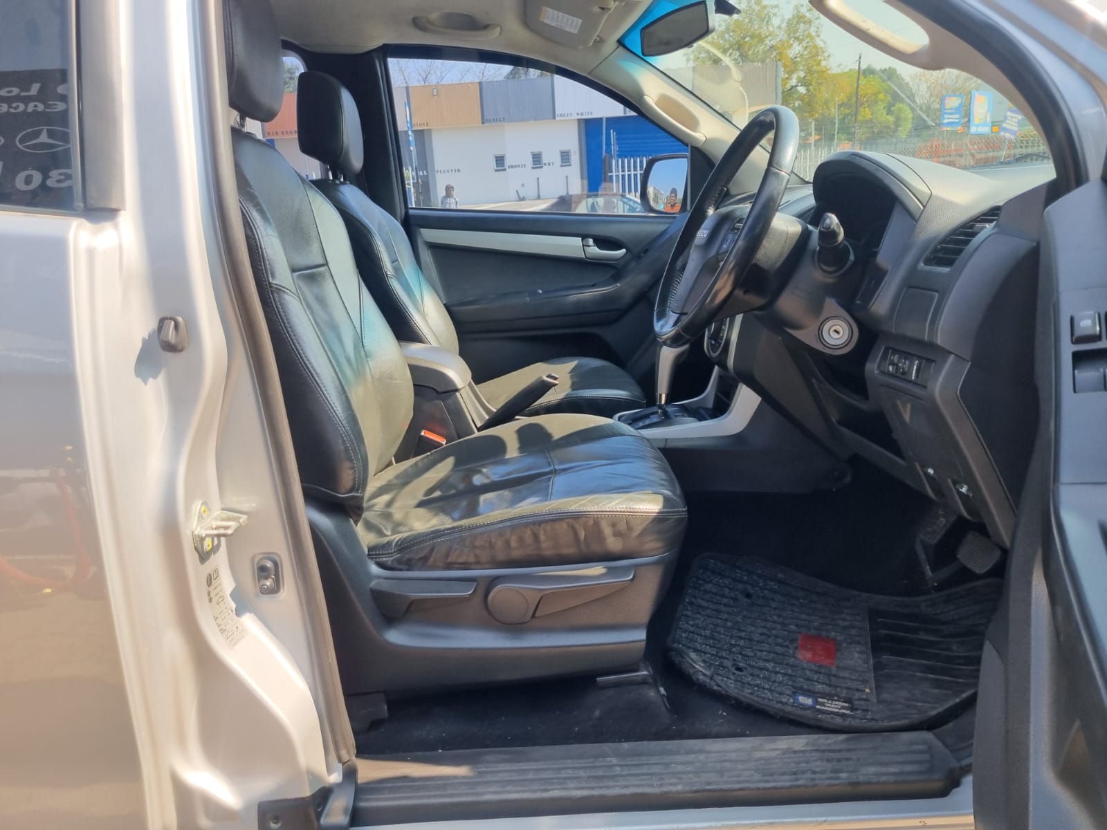 
								2015 Isuzu KB300 D-TEQ LX Extra Cab Automatic For Sale – R270,000 full									