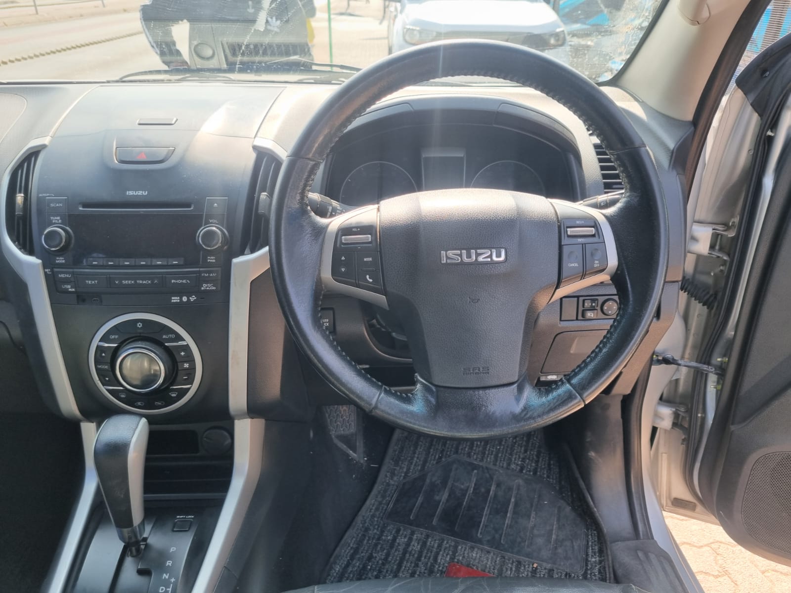 
								2015 Isuzu KB300 D-TEQ LX Extra Cab Automatic For Sale – R270,000 full									