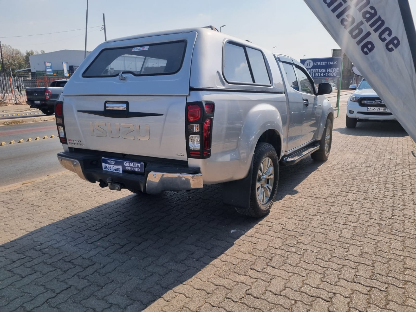 
								2015 Isuzu KB300 D-TEQ LX Extra Cab Automatic For Sale – R270,000 full									