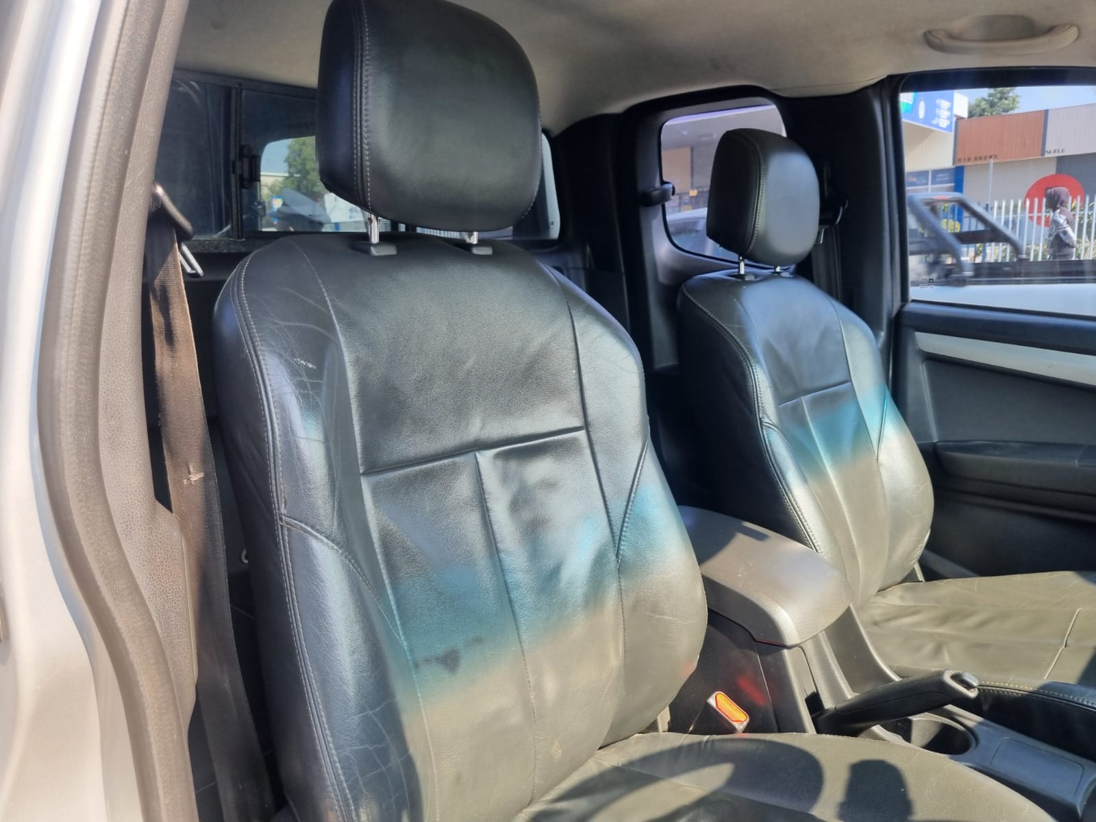 
								2015 Isuzu KB300 D-TEQ LX Extra Cab Automatic For Sale – R270,000 full									
