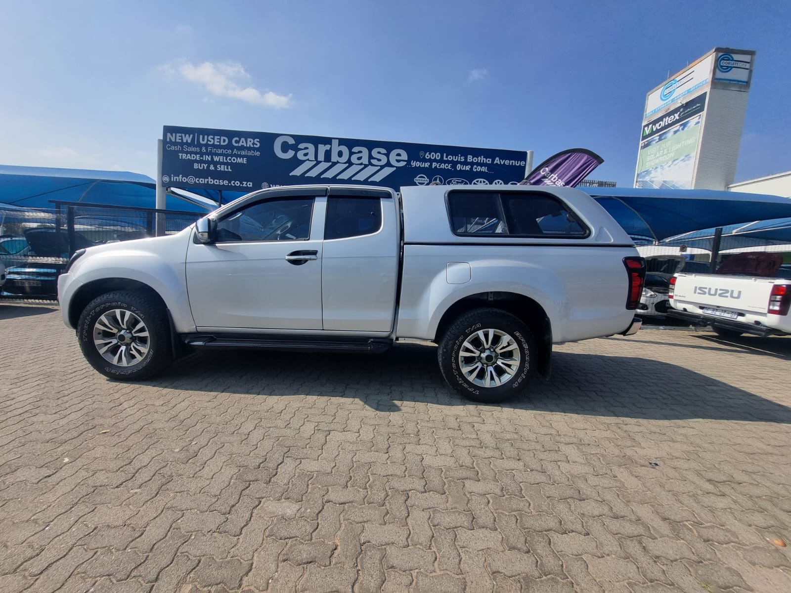 
								2015 Isuzu KB300 D-TEQ LX Extra Cab Automatic For Sale – R270,000 full									