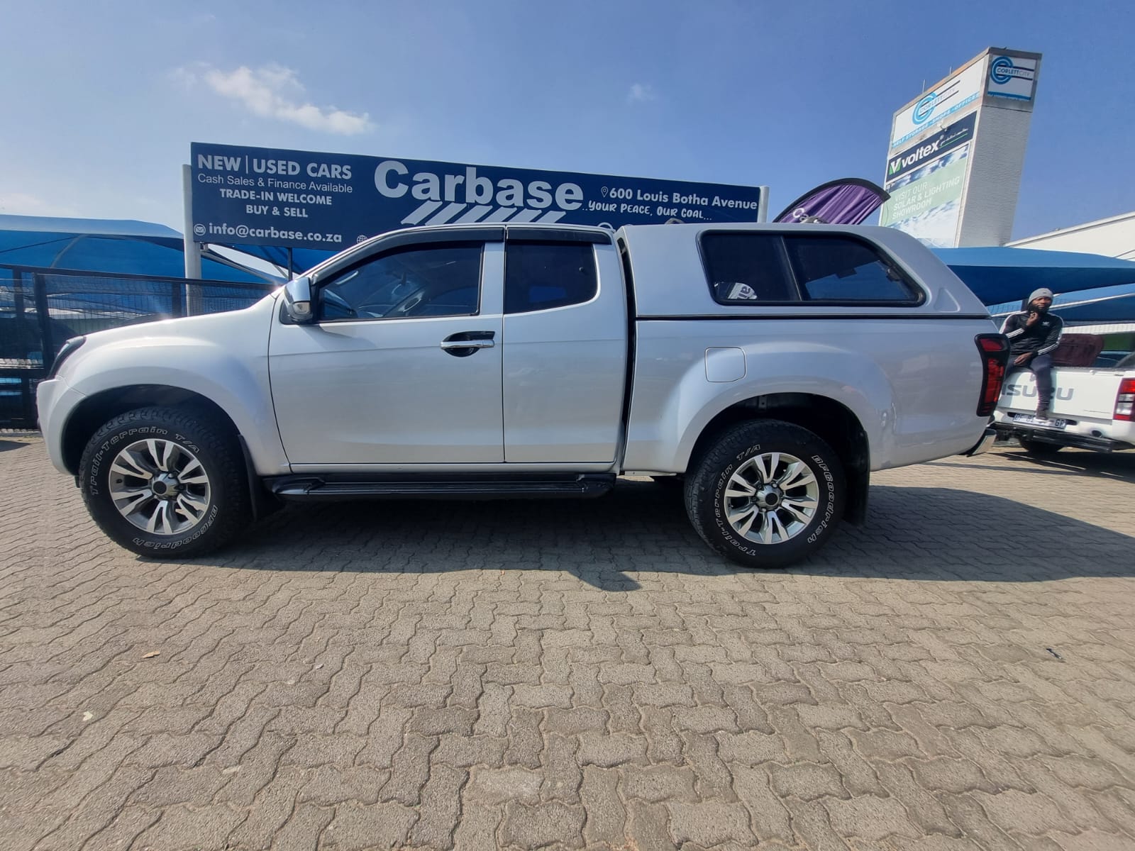 
								2015 Isuzu KB300 D-TEQ LX Extra Cab Automatic For Sale – R270,000 full									