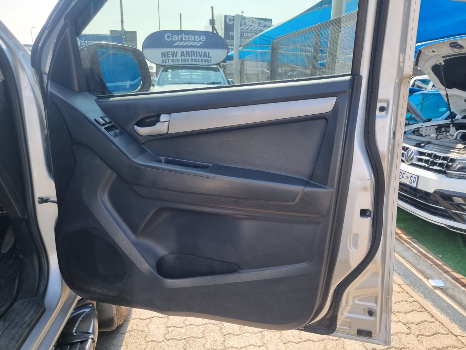 
								2015 Isuzu KB300 D-TEQ LX Extra Cab Automatic For Sale – R270,000 full									