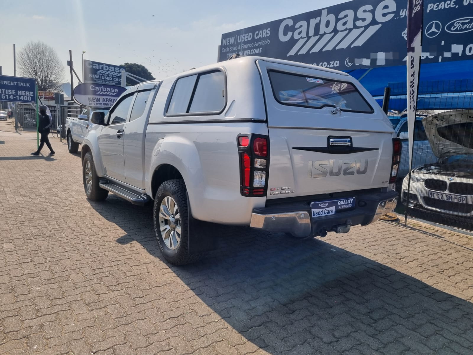 
								2015 Isuzu KB300 D-TEQ LX Extra Cab Automatic For Sale – R270,000 full									