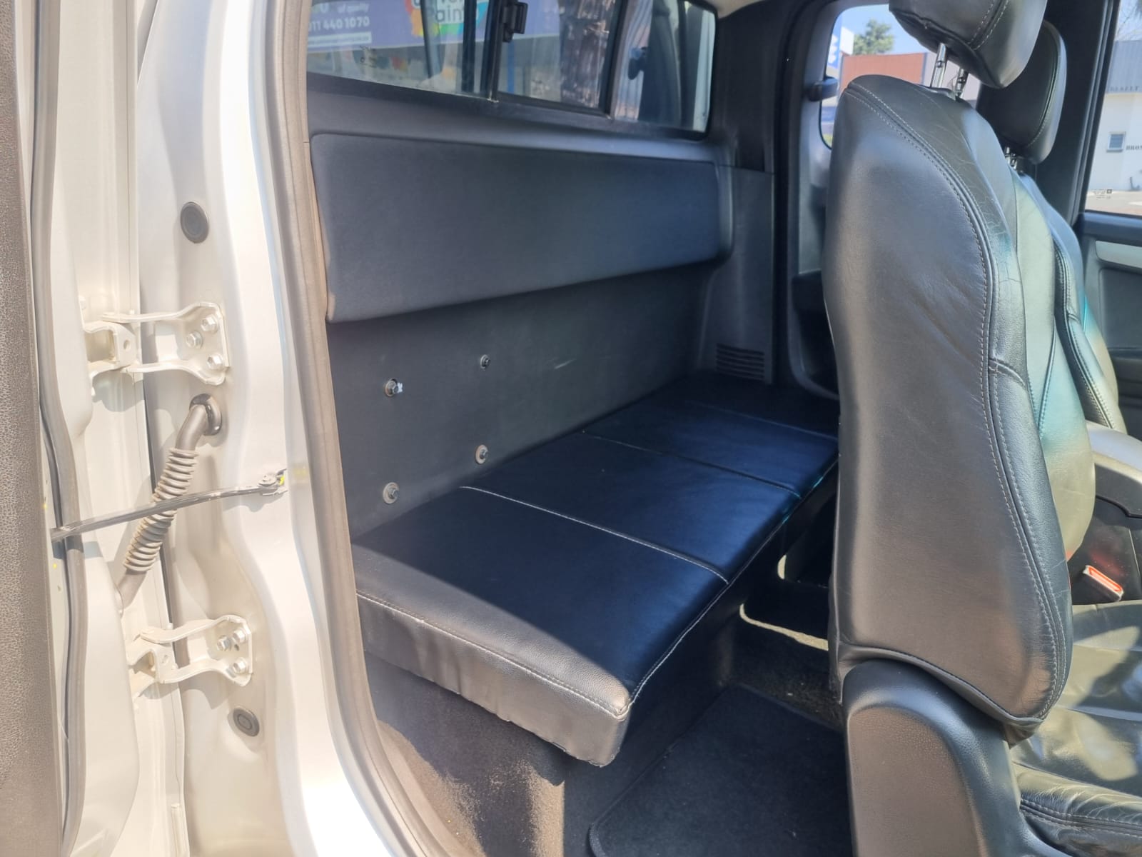 
								2015 Isuzu KB300 D-TEQ LX Extra Cab Automatic For Sale – R270,000 full									