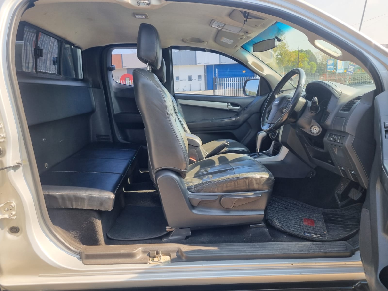 
								2015 Isuzu KB300 D-TEQ LX Extra Cab Automatic For Sale – R270,000 full									
