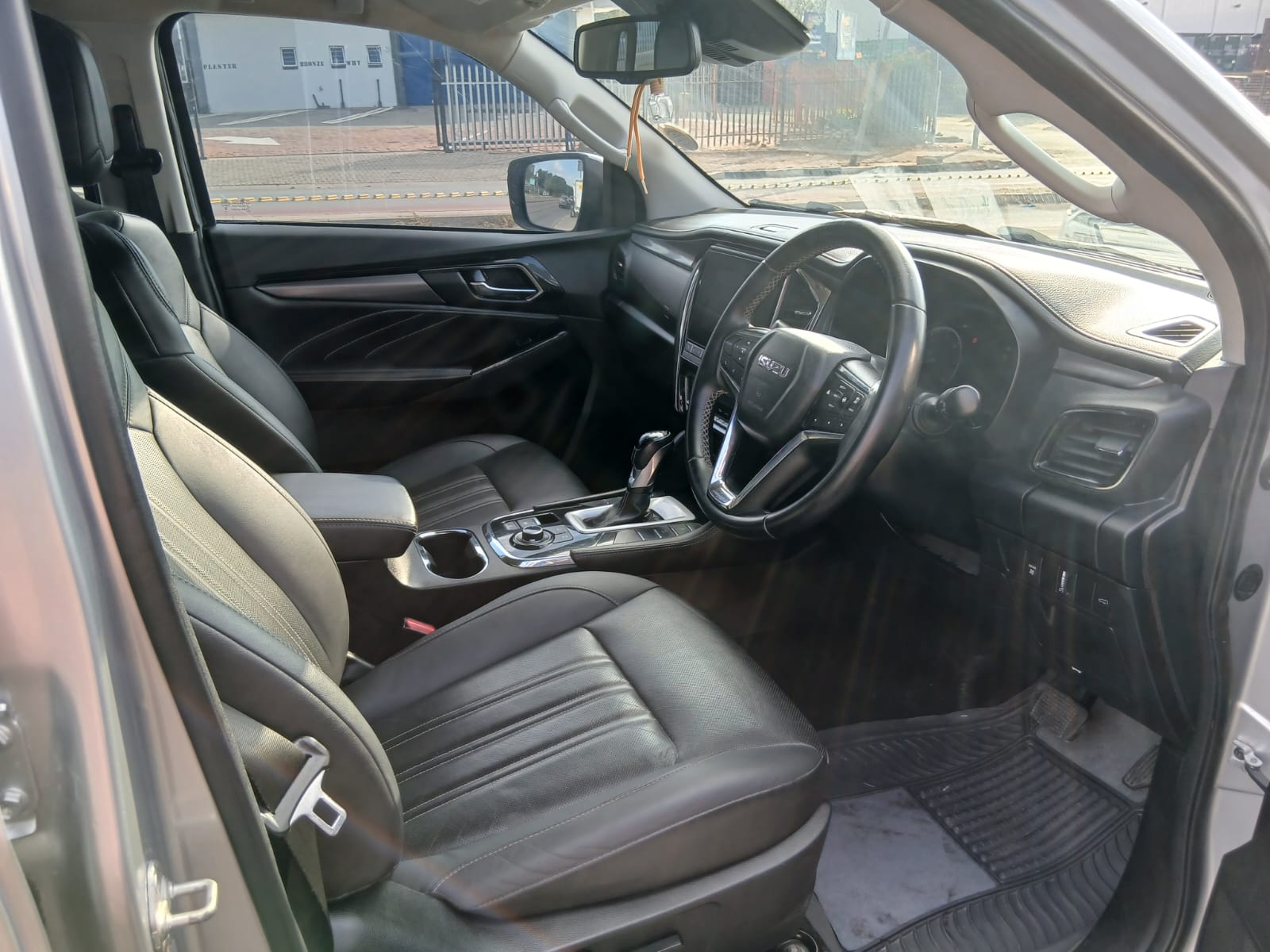 
								2023 Isuzu MU-X 3.0 TD LS 4×4 Automatic For Sale – R530,000 full									