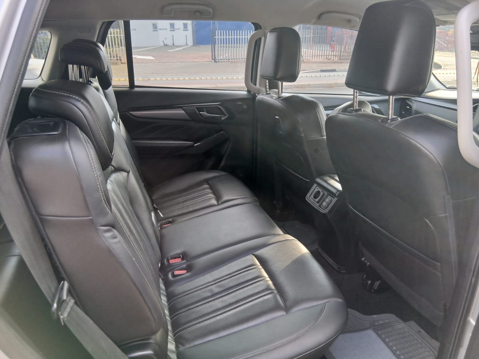 
								2023 Isuzu MU-X 3.0 TD LS 4×4 Automatic For Sale – R530,000 full									